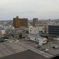 大きな窓で、秋田の街が一望できました。