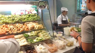 お馴染みのフードコート。中華、イスラム、インド様々な料理が楽しめます。