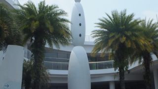 セントーサ島の対岸にある巨大なショッピングモール