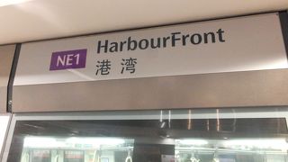 大ショッピングセンター「ヴィヴォ シティ」があります。セントーサ島に渡るのもここから。