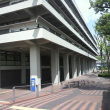 国会図書館の本館の東側にある新館の入口です。
