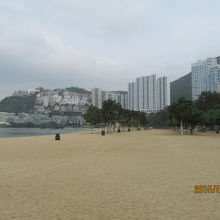 ハリウッド映画「慕情」で有名になった砂浜。