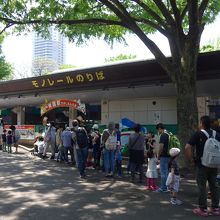 不忍池へのモノレール　左手の道で徒歩でいけます