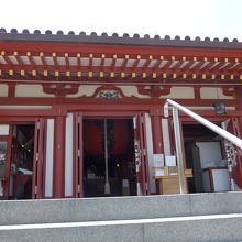 弁天堂の入口付近