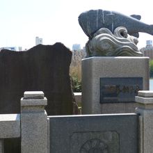 参道左手にはふぐの慰霊碑がありました