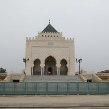 白壁に施された細やかな彫刻も見事