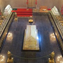 豪華で神々しいお墓です