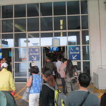 入境、入国手続きが必要です。