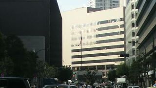 アメリカ大使館には、旅行等でVISA発給を受ける人が多数訪れます。また警備が厳しいことでも有名です。