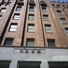 天空に聳えるようような市政会館の玄関入口の上部です。