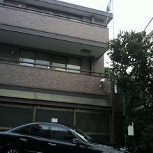 大使館前に駐車されている公用車です。建物は、３階建てです。