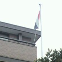 ３階部分の角に国旗掲揚竿が設けられ、国旗が掲げられています。