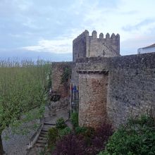 この奥がポサーダでここで一旦城壁が途切れる