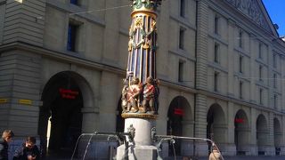 スイス・ベルンの数ある噴水でも、これは必見！【スイス情報.com】 