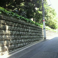 大使館の建物は、坂になっている地形に建てられています。