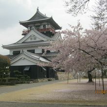 天守閣の様子です。表門にあたる櫓門から見た姿です。