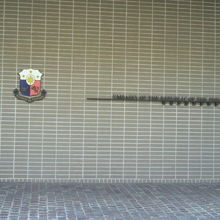 大使館入口の壁にも紋章が掲げられ、大使館との標示があります。