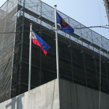 外装工事中の大使館角には、ﾌｨﾘﾋﾟﾝ国旗が掲げられています