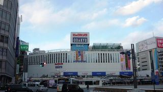新宿西口の多彩なテナントビル