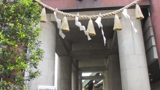 中坂の中ほどにある神社です