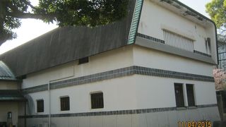 西条藩陣屋跡地の一角に建てられています。