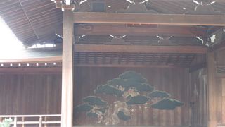 神門をくぐると、すぐ右手にあります