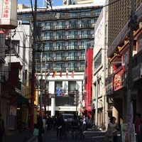 中華街のど真ん中、突き当たりが外観