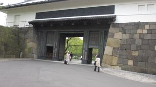 九段下駅から行った場合の武道館の入口となる門です