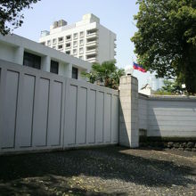 大使館の建物と国旗を背景とした大使館の門です。