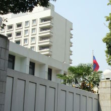 門に近づくと大使館の高層の建物と国旗が少しは大きく見えます。