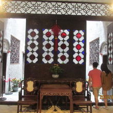 盧家屋敷は中国建築にステンドグラス。