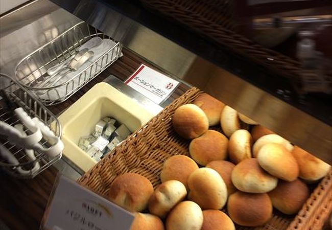 ランチがおすすめで、セットでオーダすると、このできたてのパンを食べる事ができるそんなサービスが有ります。