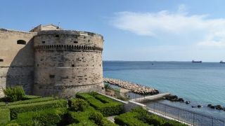 アラゴン城の近くの広場は美しい♪