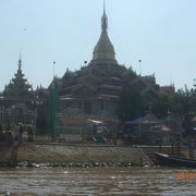 湖上にそびえる巨大な寺院