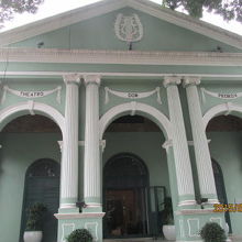 ドン・ペドロ５世劇場・崗頂劇院・伯多禄五世劇院の正面。