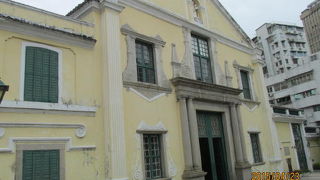 中央の身廊は荘厳で「受難のイエス」像が主祭壇に飾られています。