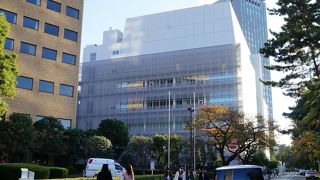 高層タワーのあるキャンパス