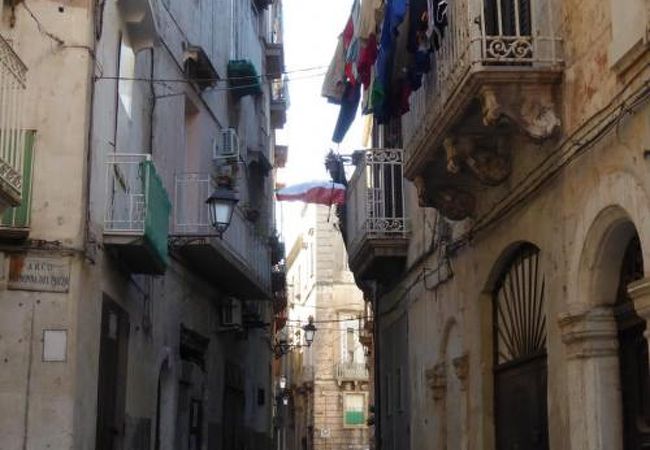 チッタ・ベッキアの超危険なメインストリート♪