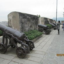 大砲台。モンテの砦、大砲が並ぶ。