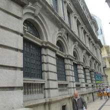 郵政局の建物の側面。