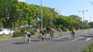 皇居前広場を通る