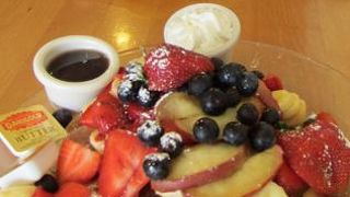 フルーツたっぷりのパンケーキ