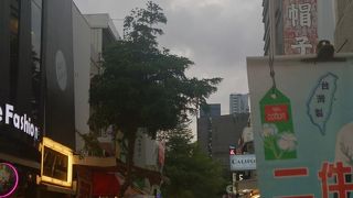 若い人向けの雑貨、洋服、食べ物がたくさん