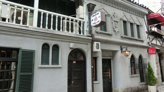 クラシック音楽が流れるレトロな喫茶店