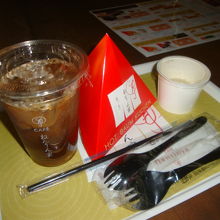 コーヒーと、温かいバームクーヘン、アイスクリームです。