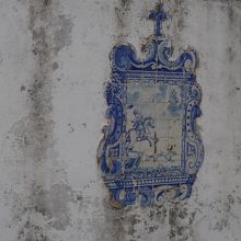 メモリア礼拝堂の祠の背面には逸話のアズレージョが