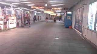 中央公園側の出入り口は芸術性のある建築物