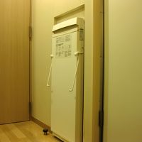 壁に収納されたズボンプレッサーって、凄い工夫です 