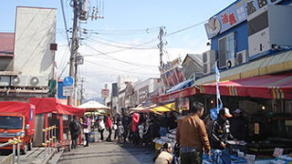 観光客向けの朝市ですね