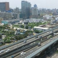 カメラを少し右にずらすと街並みがまだ結構雑然と。